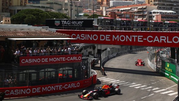 Ricciardo lead Vettel 2018 Monaco GP https-::twitter.com:redbullracing:status:1000729862317932544
